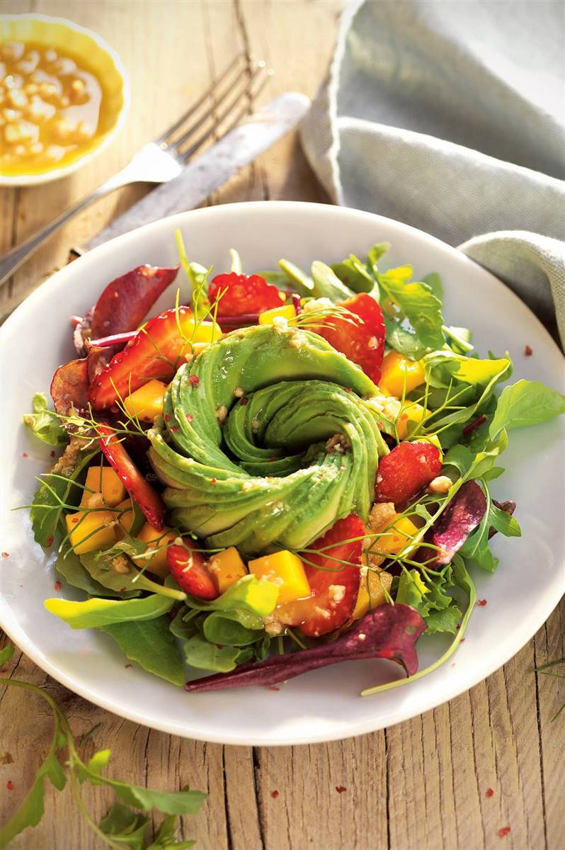 Estás a dieta? 15 ensaladas para comer ligero sin aburrirte Estás a dieta? 15 ensaladas para comer ligero sin aburrirte