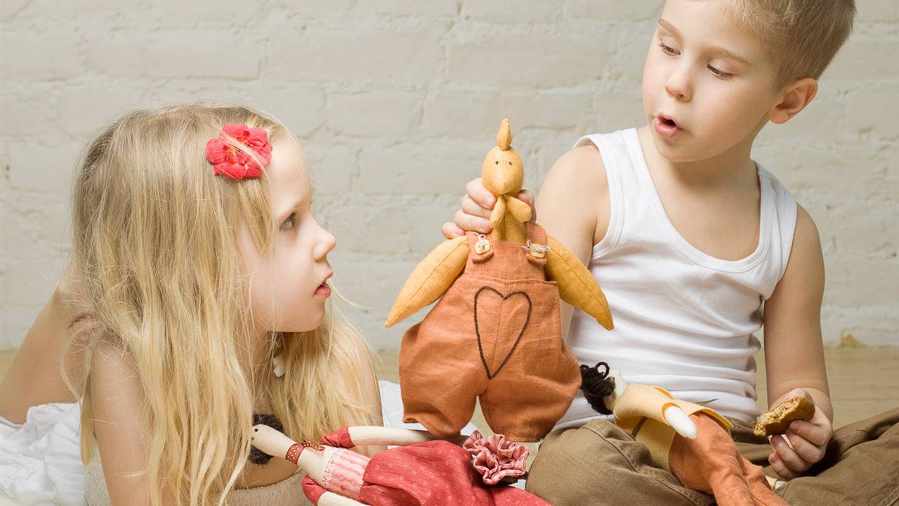 Jugar con muñecas ayuda a niños y niñas a tener empatía
