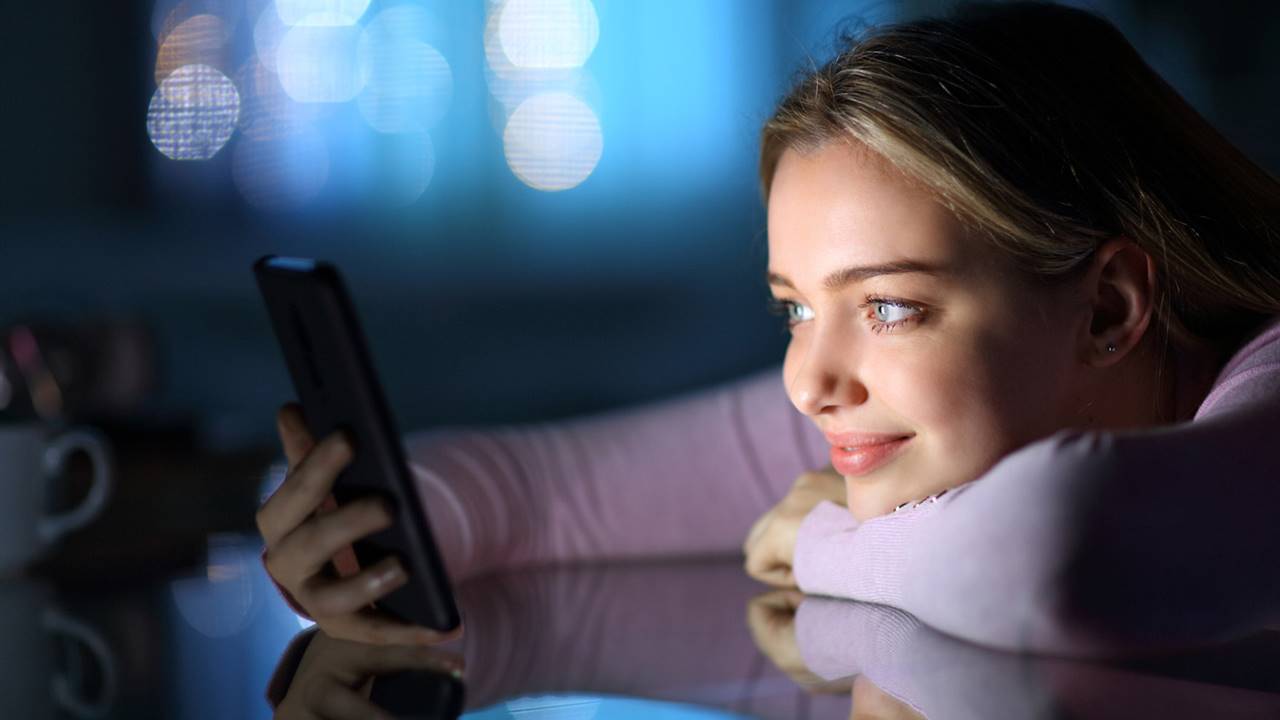 Vamping tecnológico: trasnochar con el móvil afecta al sueño de los adolescentes