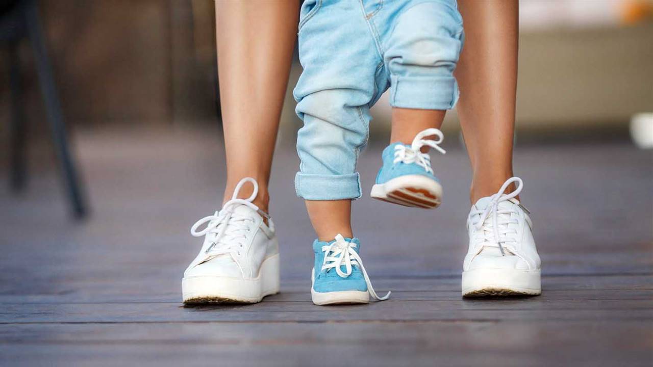 El calzado muy flexible el riesgo de caídas en los niños que empiezan a caminar