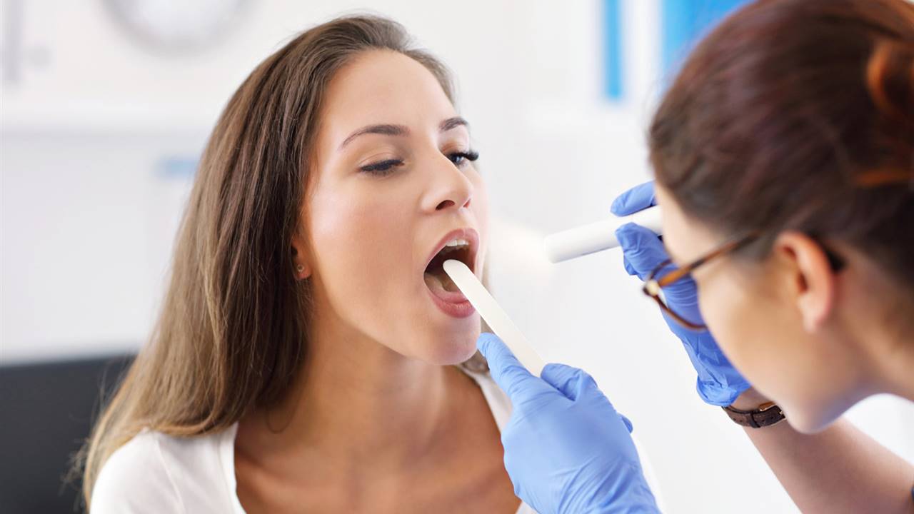 calcular Confiar restante Placas en la garganta: qué síntomas provocan y cómo se curan