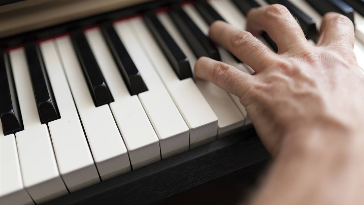 Hacer clases para aprender a tocar piano una hora a la semana sube el ánimo