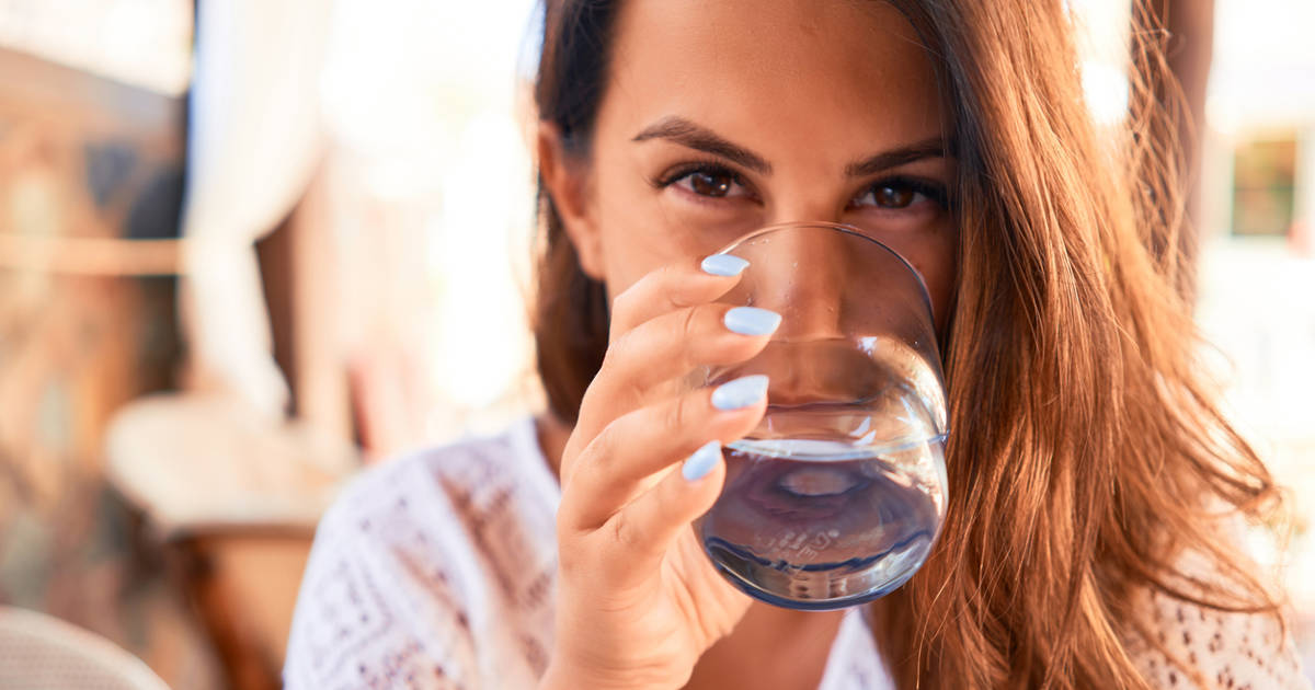 Crees que bebes demasiada agua? Estos pueden ser los motivos