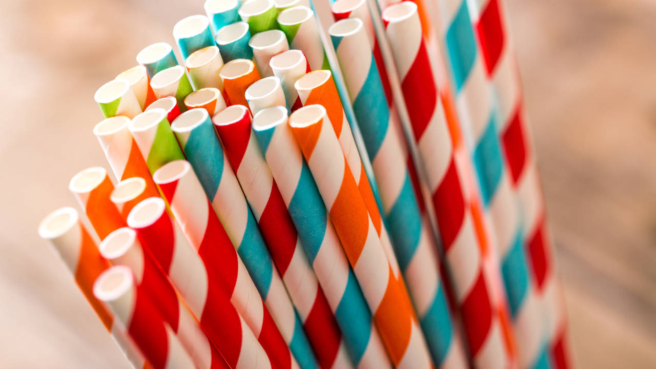 Los científicos piden que dejemos de usar pajitas de papel: son peores para  la salud y el medio ambiente que las de plástico